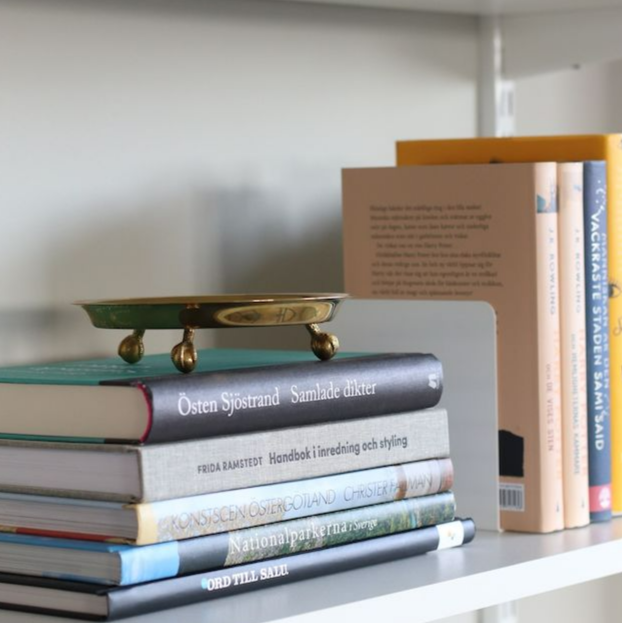 Weisse L-förmige Buchstütze für Regalböden zur sicheren und Aufrechten Aufbewahrung von Büchern, Ordnern und Zeitschriften