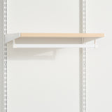 Elfa Décor+ Boden als elegante und stabile Ablagefläche für Décor+ Regalsysteme