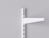 Elfa Wandleiste in Weiß als flexible Basis für individuell gestaltbare Wand- und Türregalsysteme